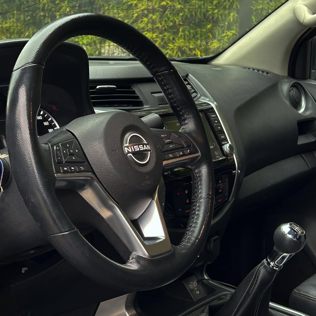2023 Nissan NAVARA LE 2.3L 🇯🇵 Gris - Miniatura 5
