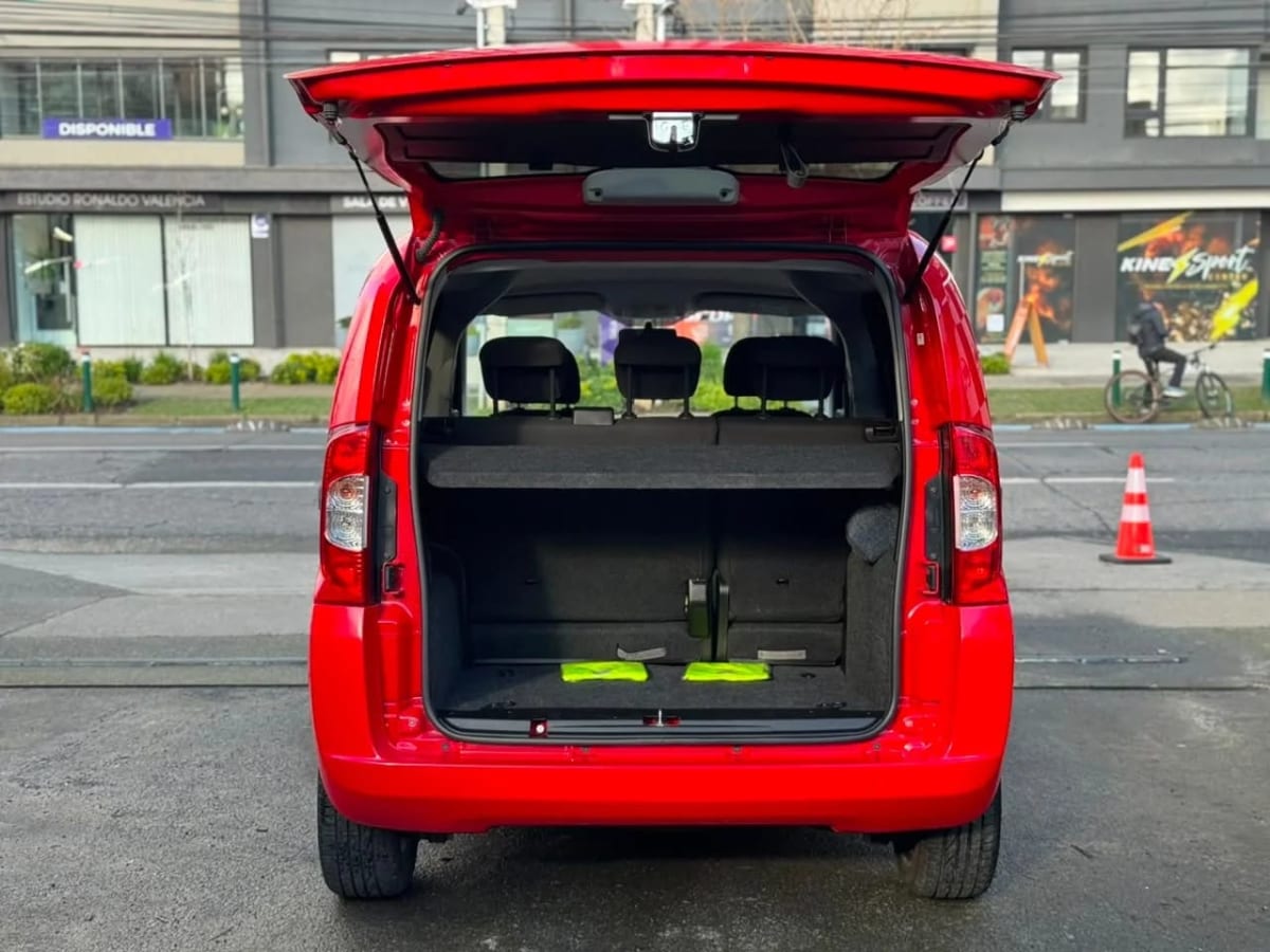 2018 Fiat Qubo Furgon Rojo - Miniatura 10