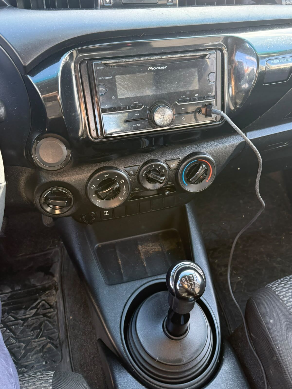 2017 Toyota Hilux Blanco - Miniatura 7