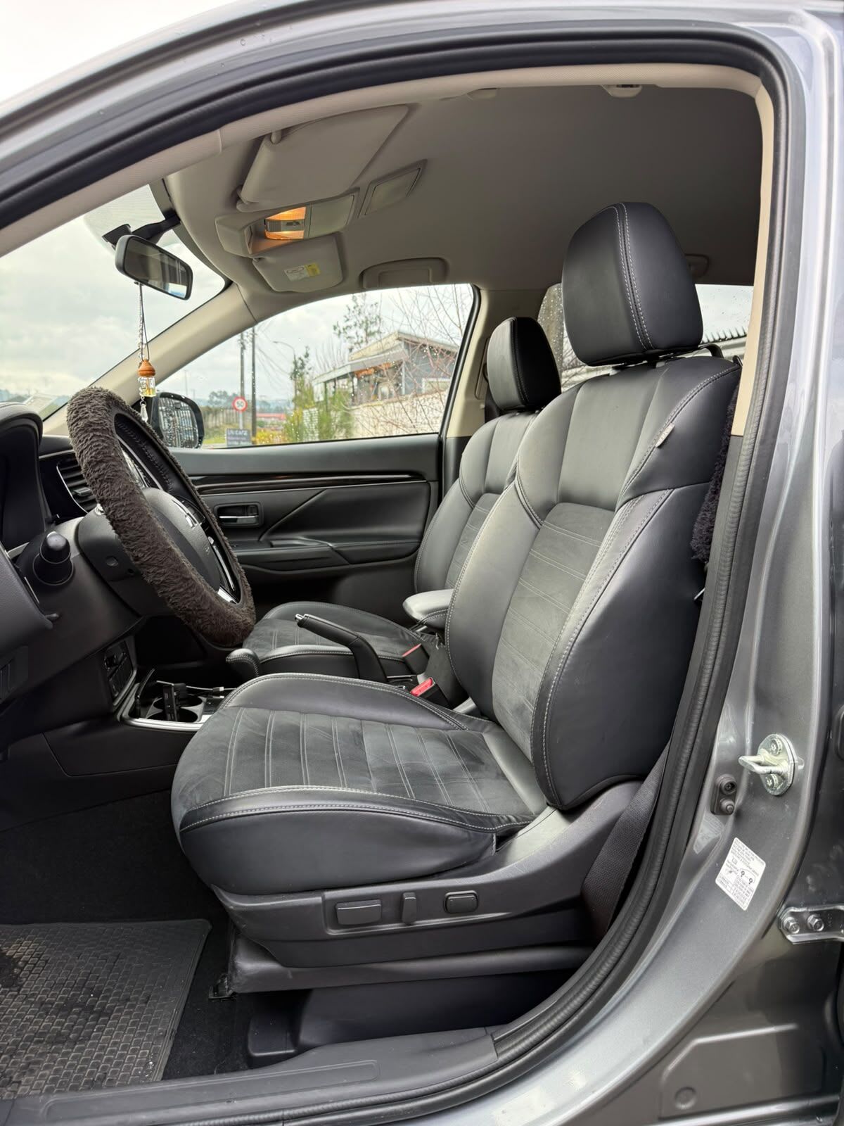 2022 Mitsubishi Outlander Gris - Miniatura 6