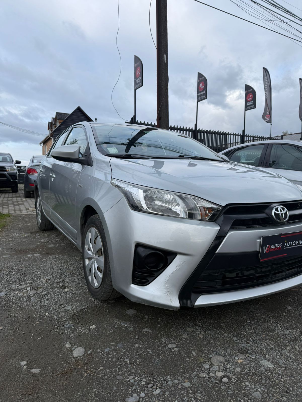 2018 Toyota YARIS GLE HB Gris - Miniatura 2