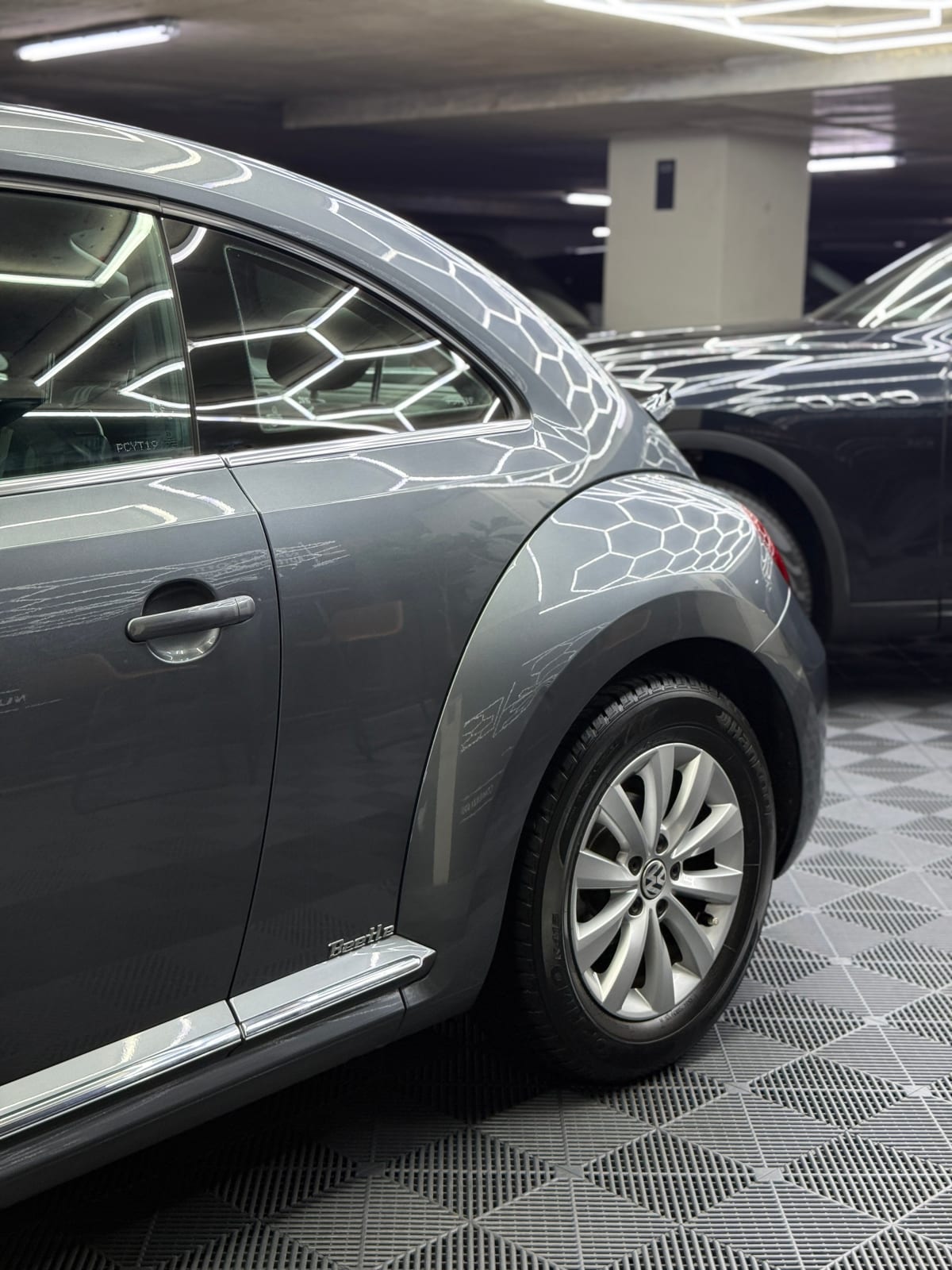 2020 Volkswagen Beetle 1.4 Gris - Miniatura 4