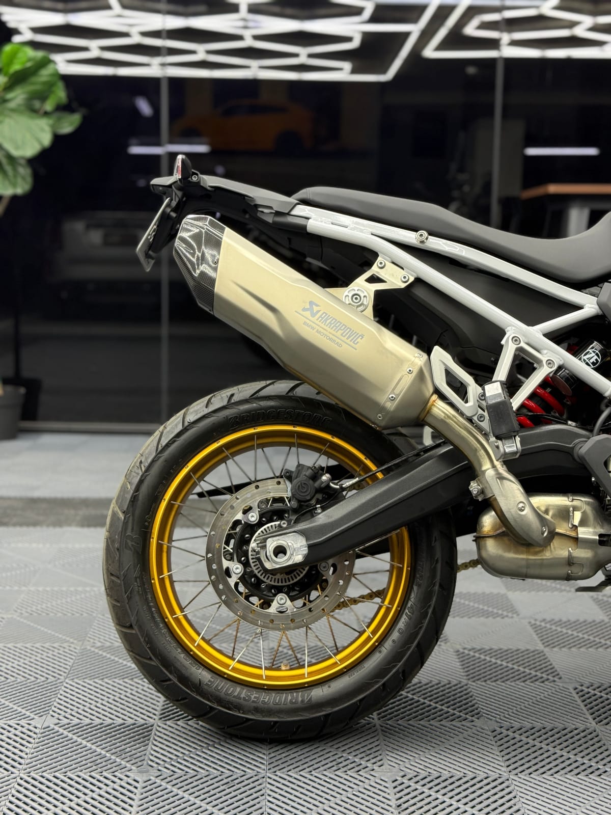 2025 BMW F 900 Blanco - Miniatura 2