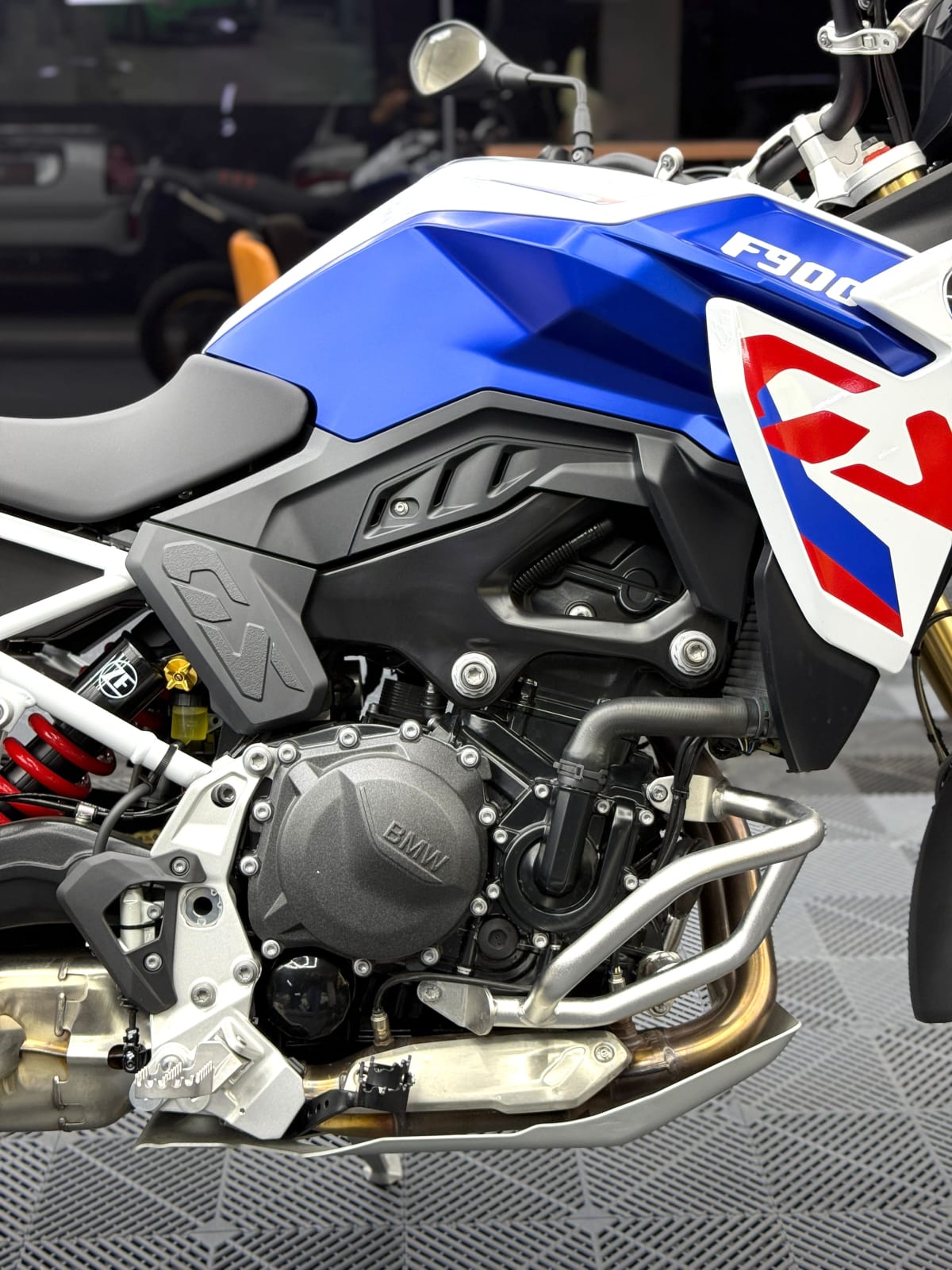 2025 BMW F 900 Blanco - Miniatura 3