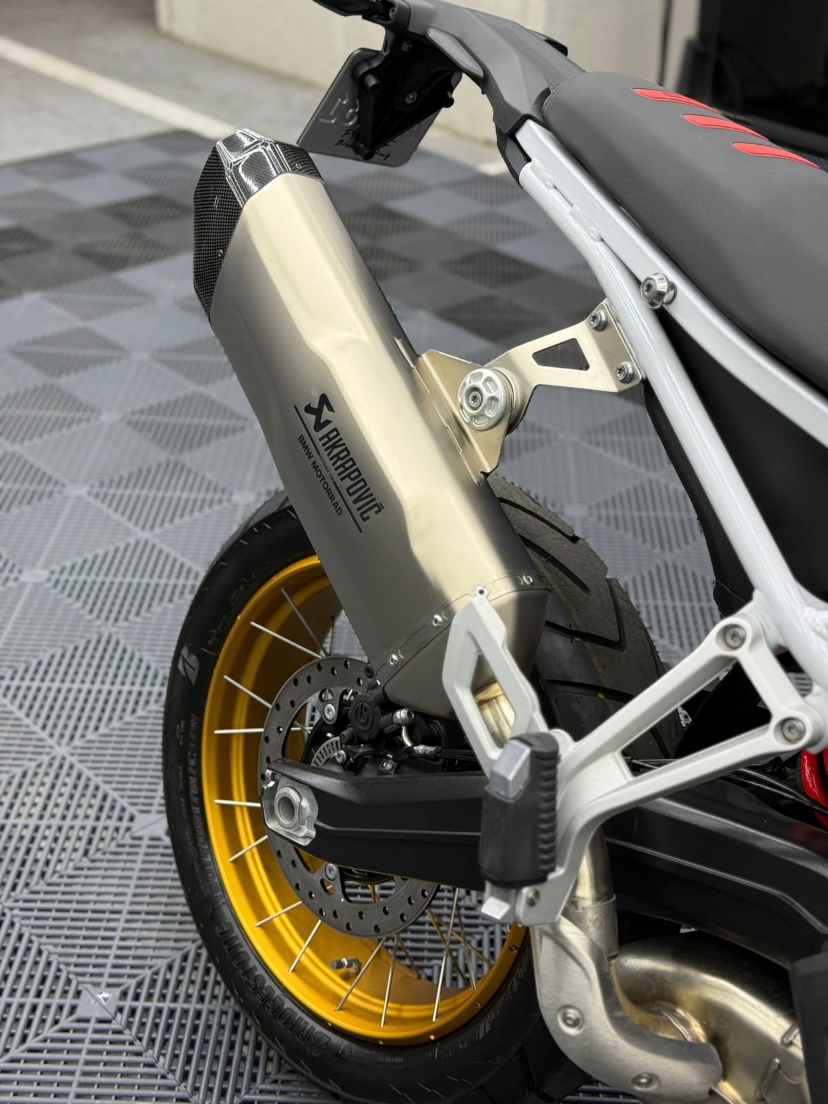 2025 BMW F 900 Blanco - Miniatura 9
