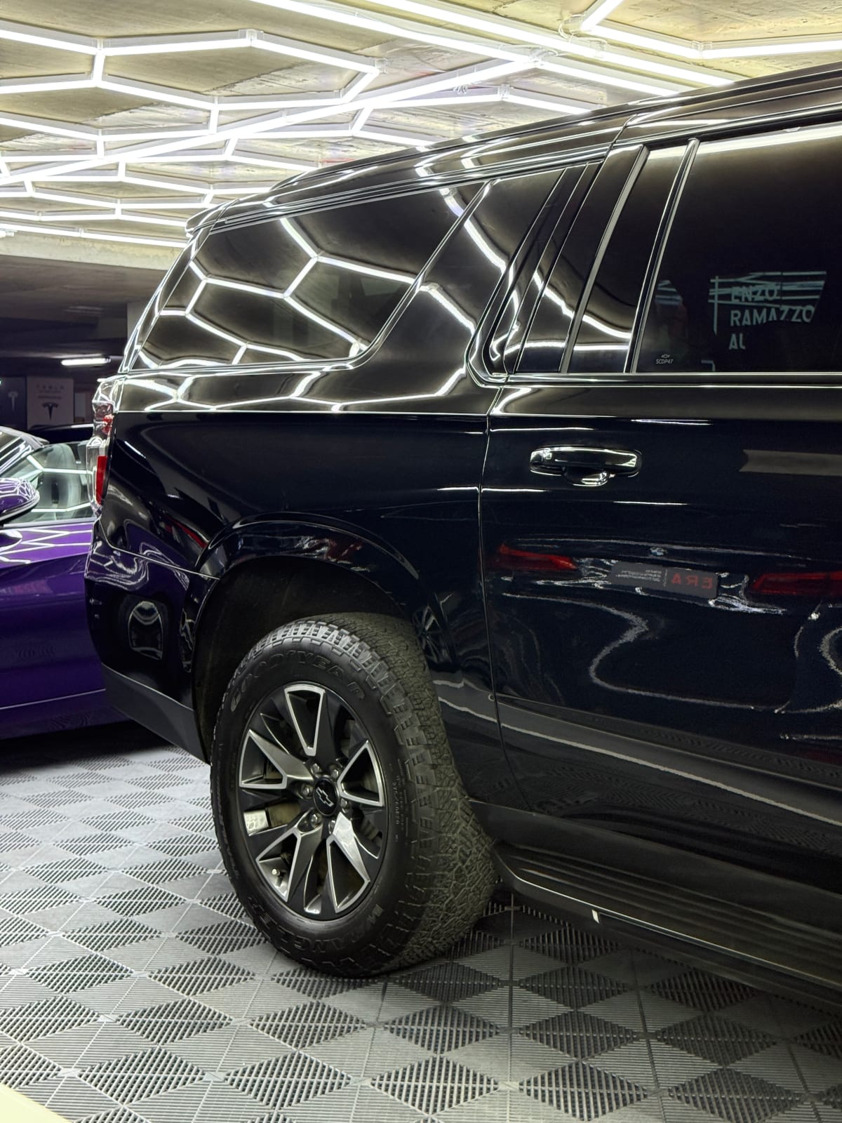 2022 Chevrolet Suburban 5.3 Negro - Miniatura 2
