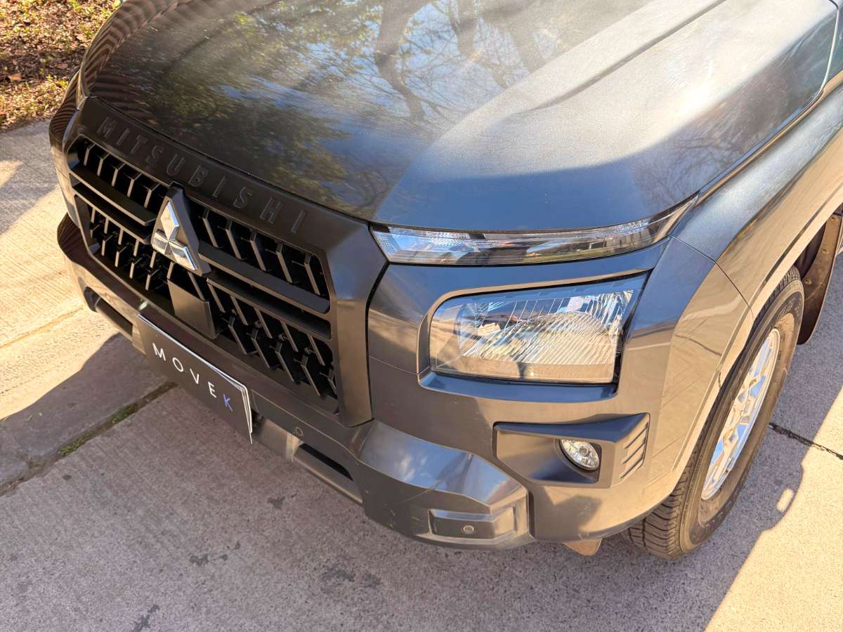 2025 Mitsubishi NEW L200 Gris - Miniatura 2
