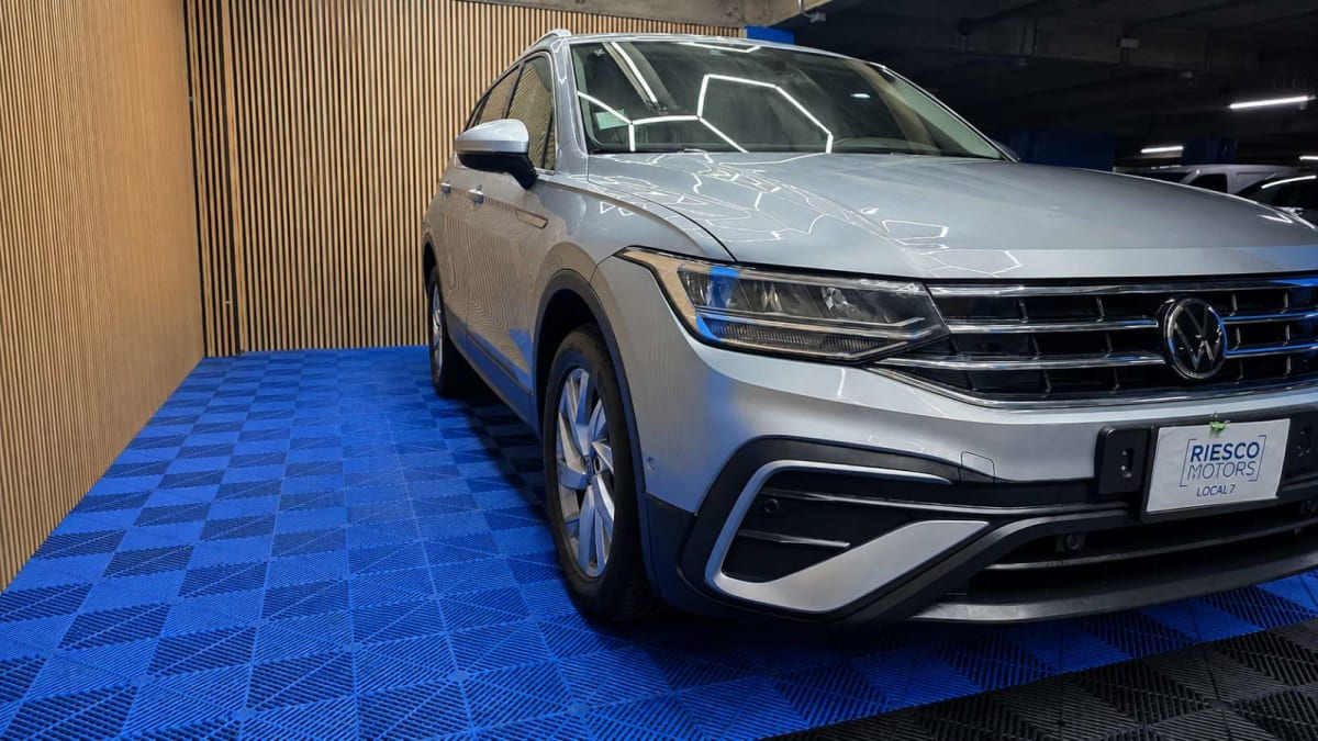 2023 Volkswagen TIGUAN Comfortline Plata - Miniatura 4