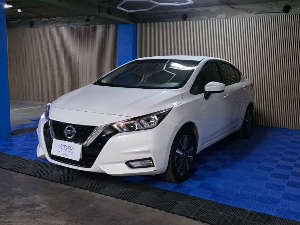 2022 Nissan VERSA Blanco - Imagen 1