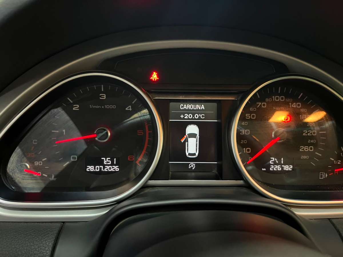 2012 Audi Q7 Negro - Miniatura 7