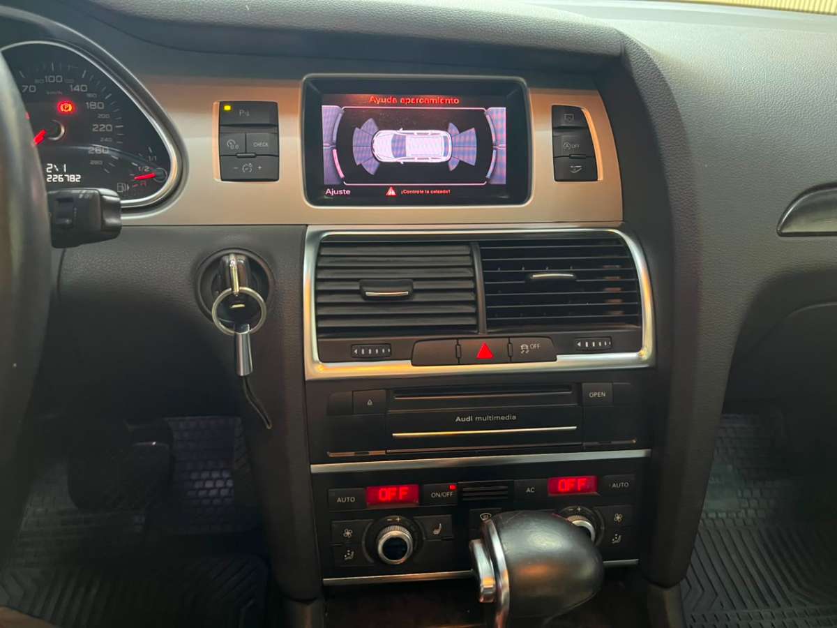 2012 Audi Q7 Negro - Miniatura 8