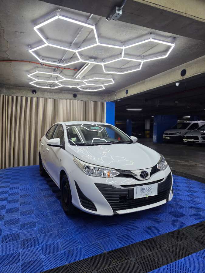 2018 Toyota NEW YARIS Blanco - Miniatura 3
