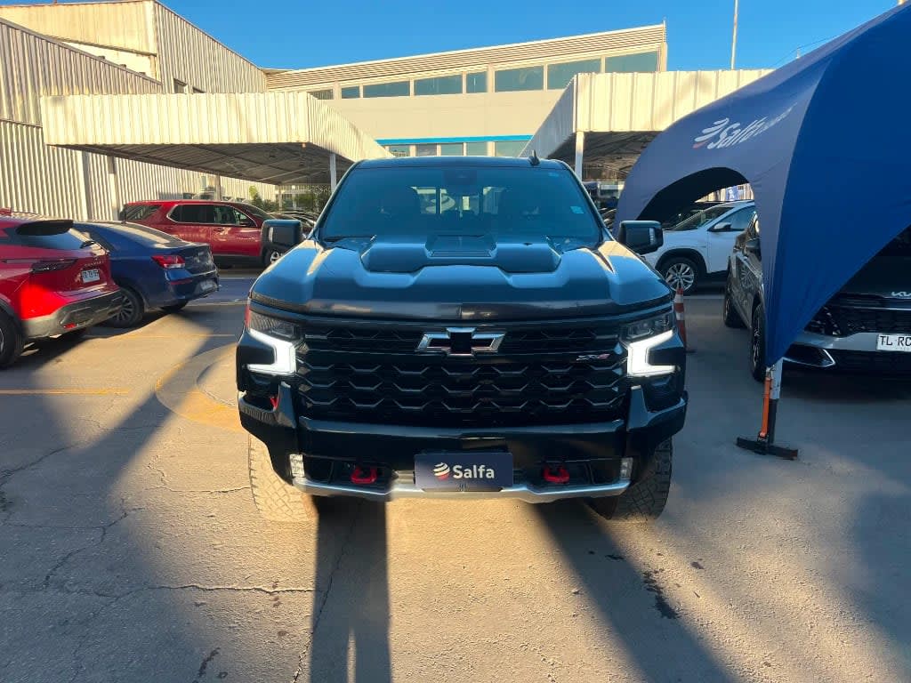 2024 Chevrolet Silverado 6.2 Gris - Miniatura 2