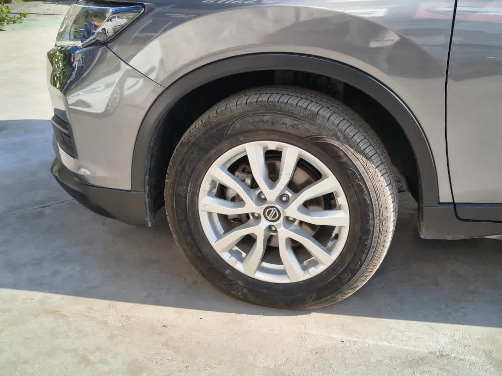 2023 Nissan X-Trail 2.5 Gris - Miniatura 9
