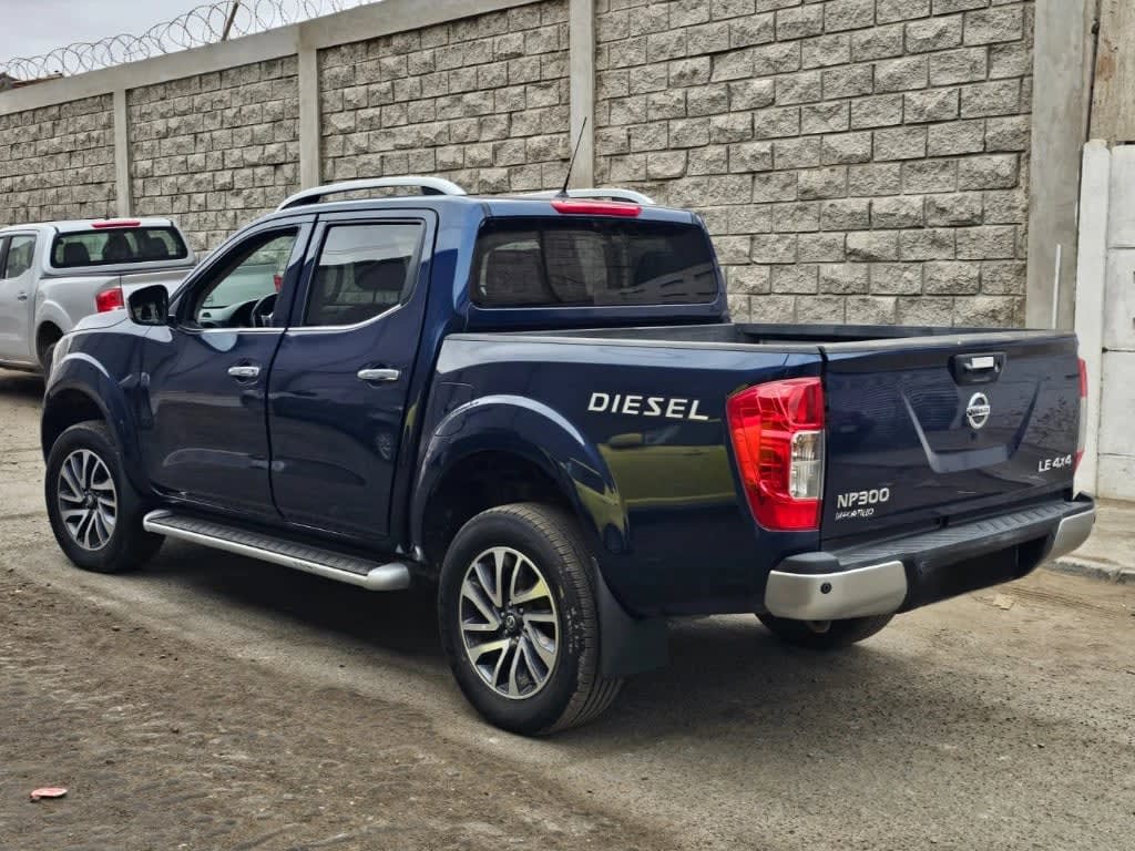 2018 Nissan Np300 2.3 Azul - Miniatura 8