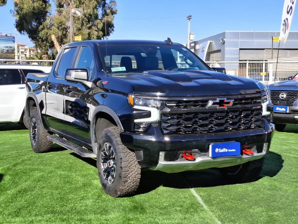 2023 Chevrolet Silverado 6.2 Negro - Miniatura 3