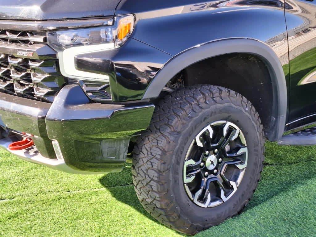 2023 Chevrolet Silverado 6.2 Negro - Miniatura 5