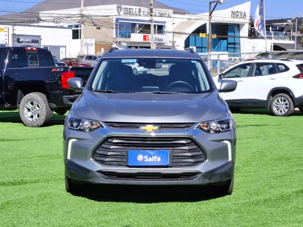 2025 Chevrolet Tracker 1.2T Plata - Miniatura 2