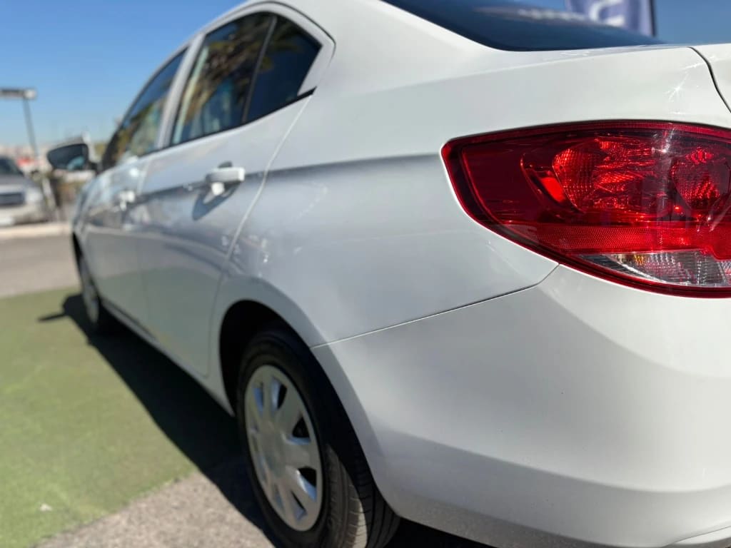 2022 Chevrolet Sail 1.5 Blanco - Miniatura 9