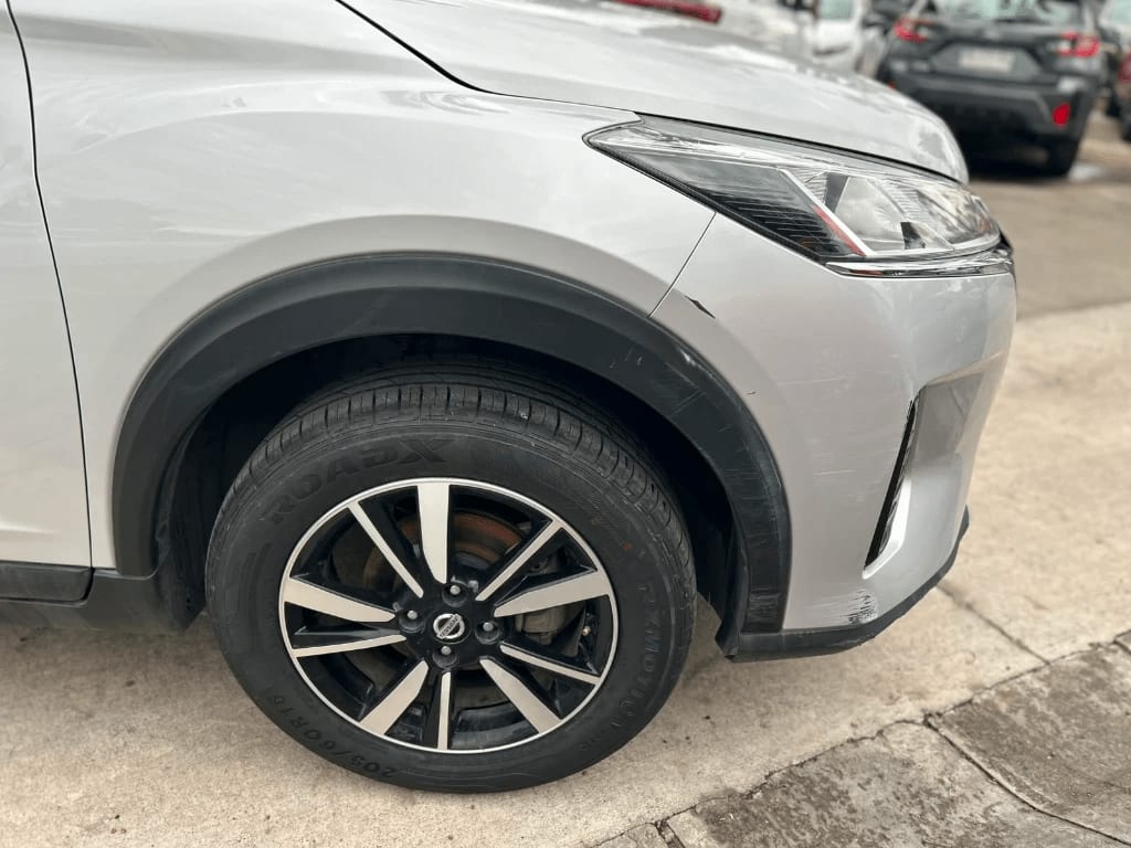 2022 Nissan Kicks 1.6 Plata - Miniatura 9