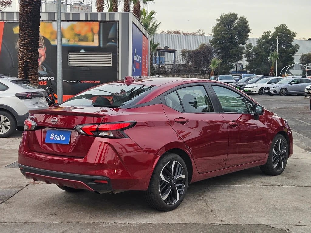2023 Nissan Versa 1.6 Rojo - Miniatura 5