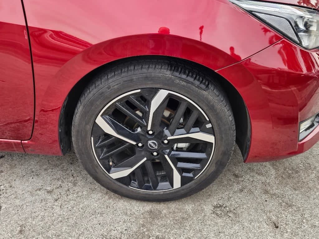 2023 Nissan Versa 1.6 Rojo - Miniatura 10