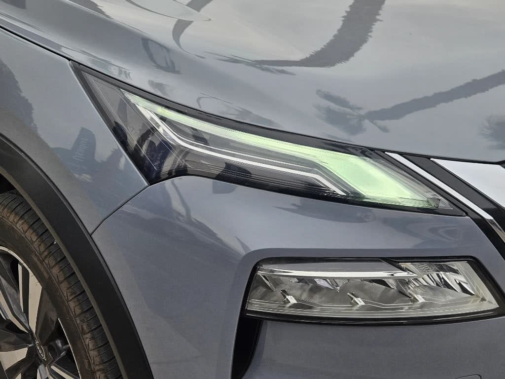 2023 Nissan X-Trail 2.5 Gris - Miniatura 9