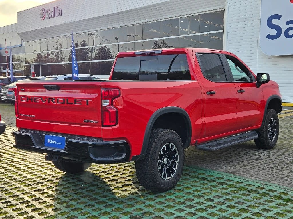 2023 Chevrolet Silverado 6.2 Rojo - Miniatura 4