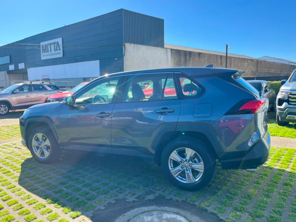 2025 Toyota RAV4 2.0 Gris - Miniatura 8