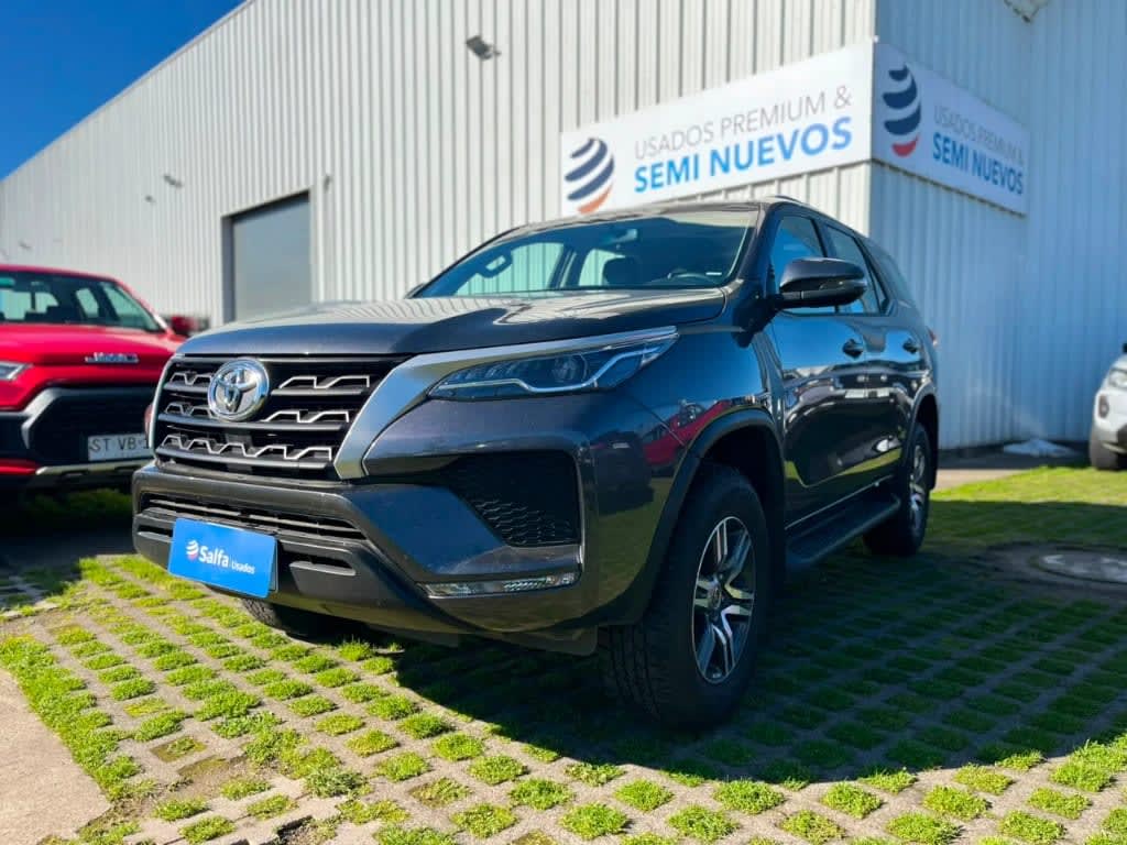 2024 Toyota Fortuner 2.8 Gris - Imagen 1