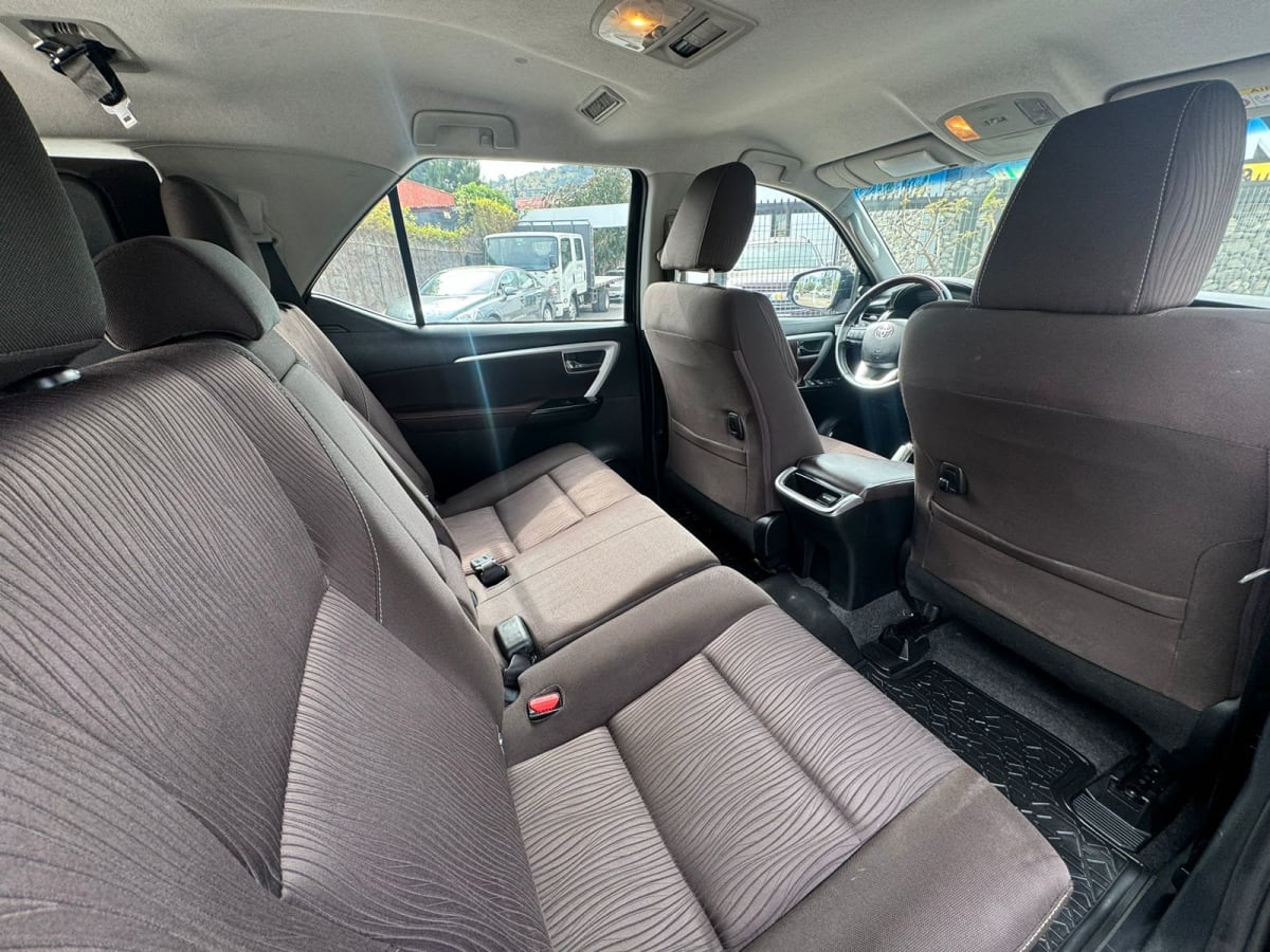 2018 Toyota Fortuner Srv 4X4 - Miniatura 9