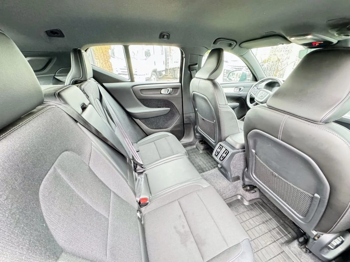 2019 Volvo Xc40 Momentum T4 - Miniatura 9