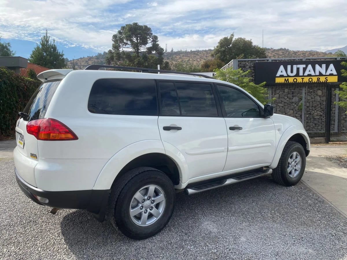2013 Mitsubishi Montero Sport G2 - Miniatura 2