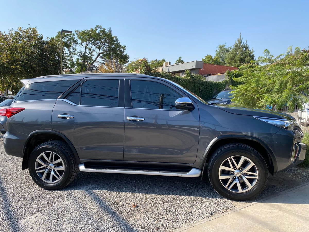 2018 Toyota Fortuner Diesel 4X4 - Miniatura 4