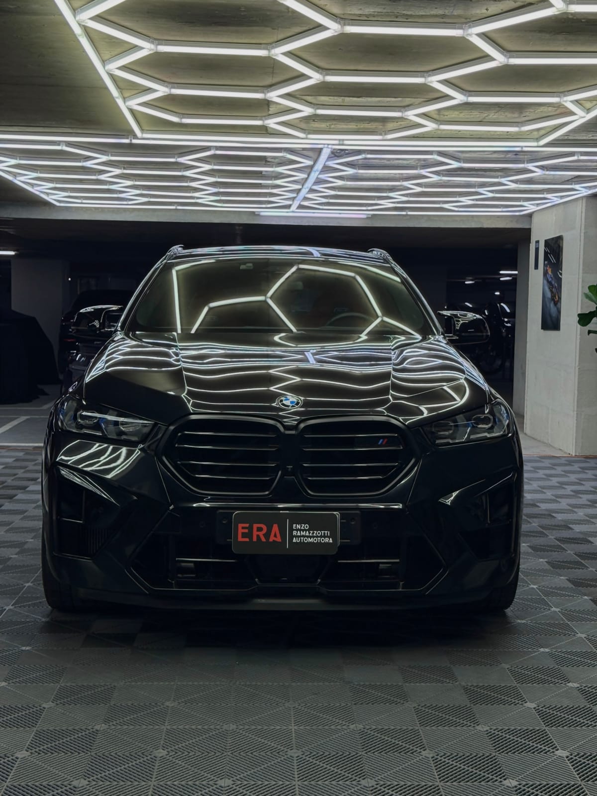 2024 BMW X6 M Negro - Miniatura 2