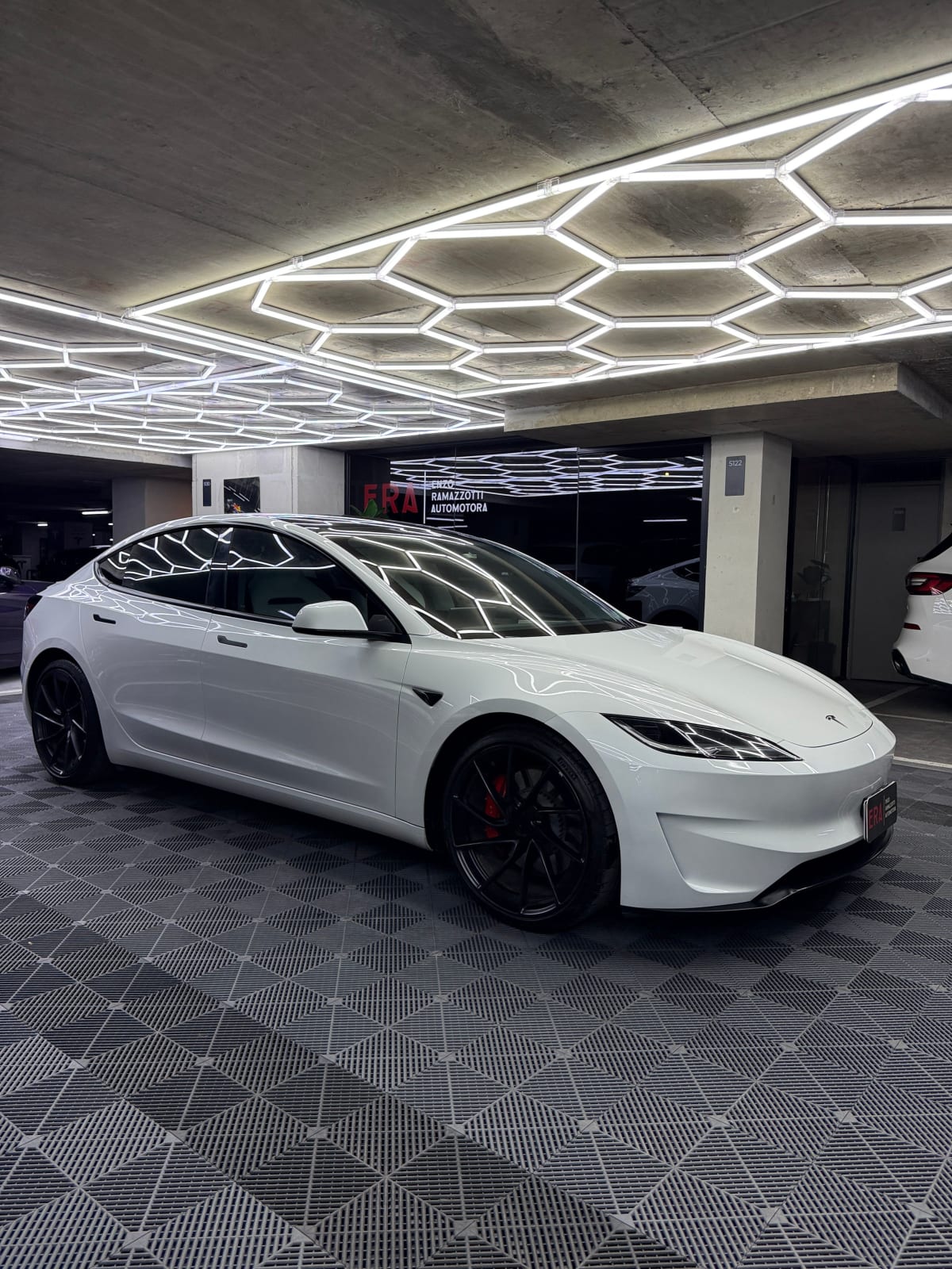 2025 Tesla Model 3 Blanco Perla - Miniatura 4