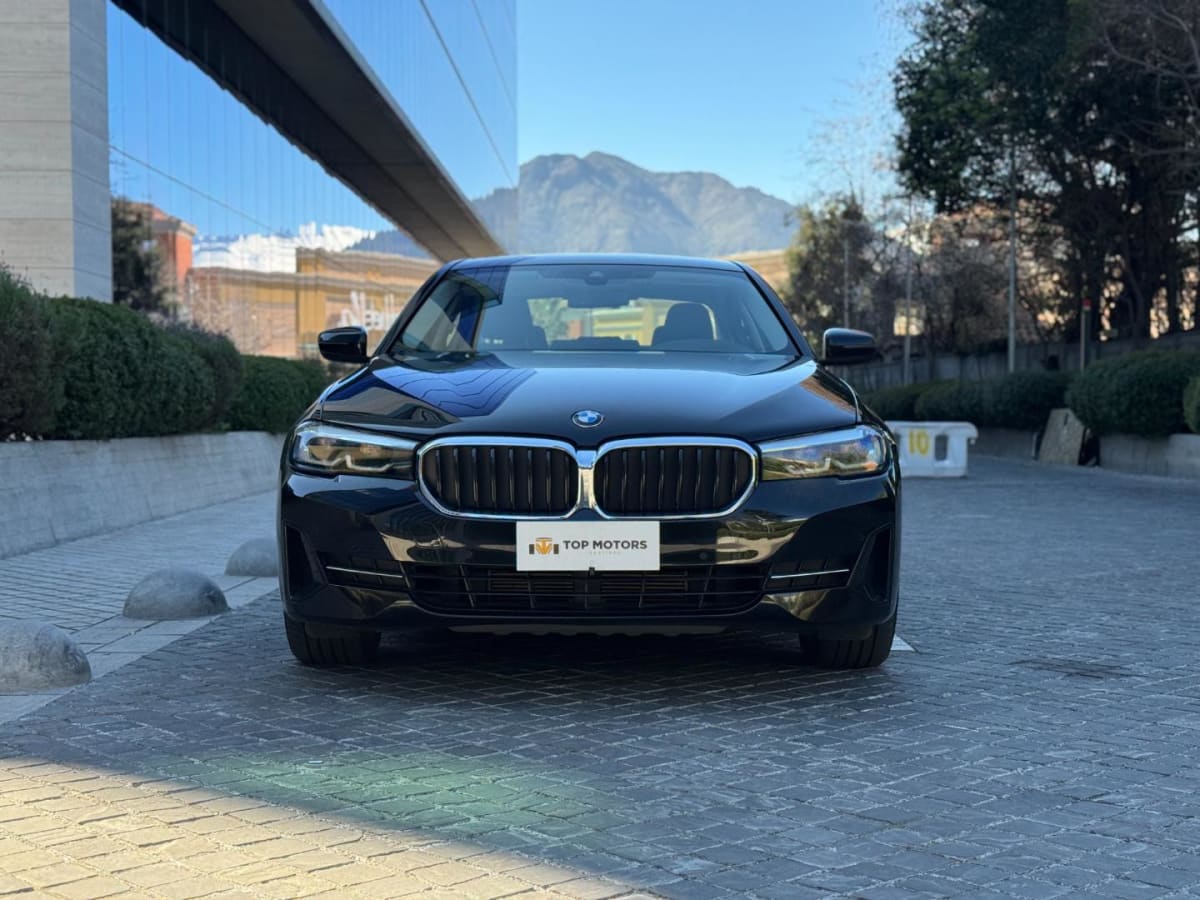 2023 BMW 520d Negro - Miniatura 2