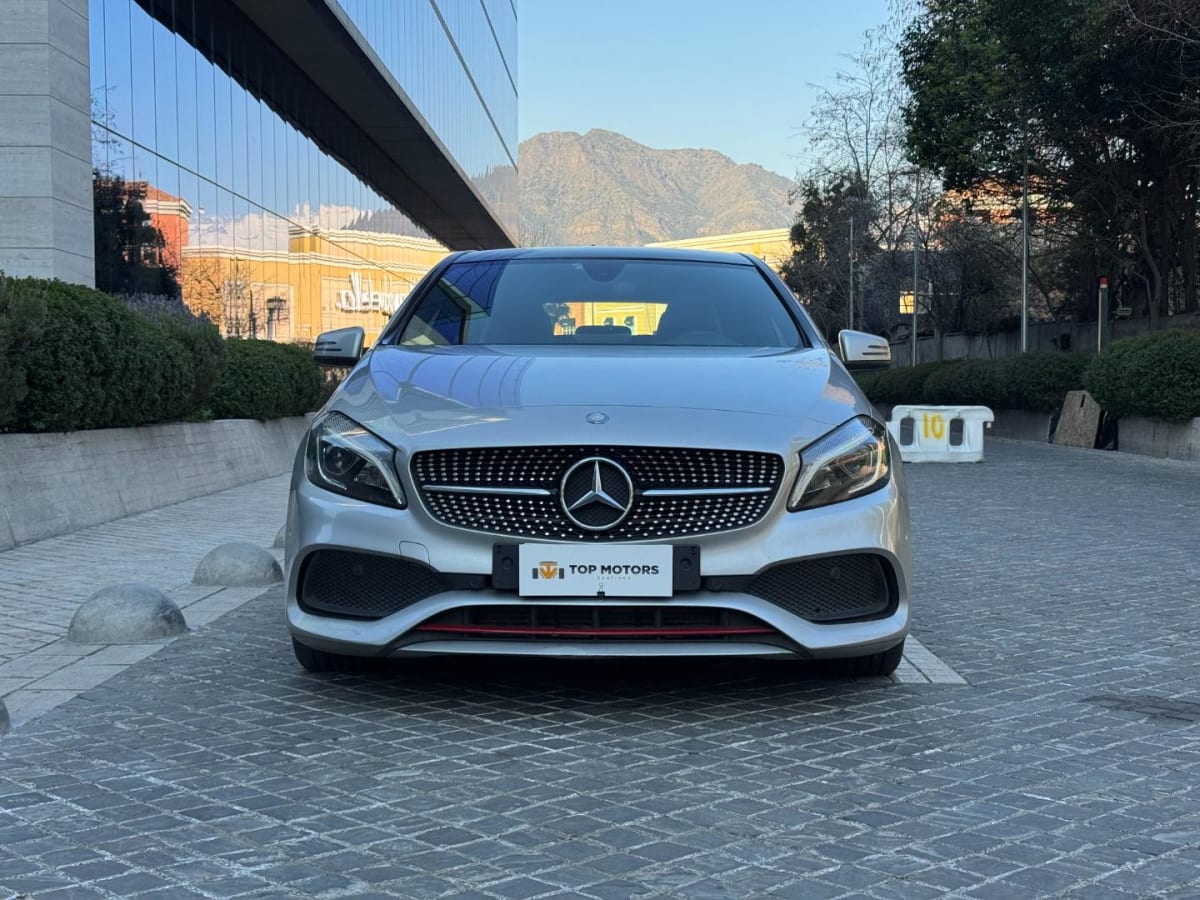 2017 Mercedes-Benz A250 Plata - Miniatura 2