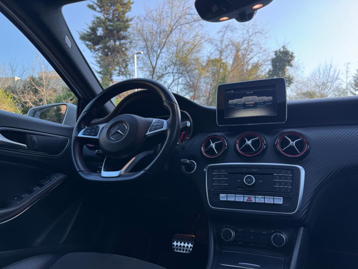 2017 Mercedes-Benz A250 Plata - Miniatura 9