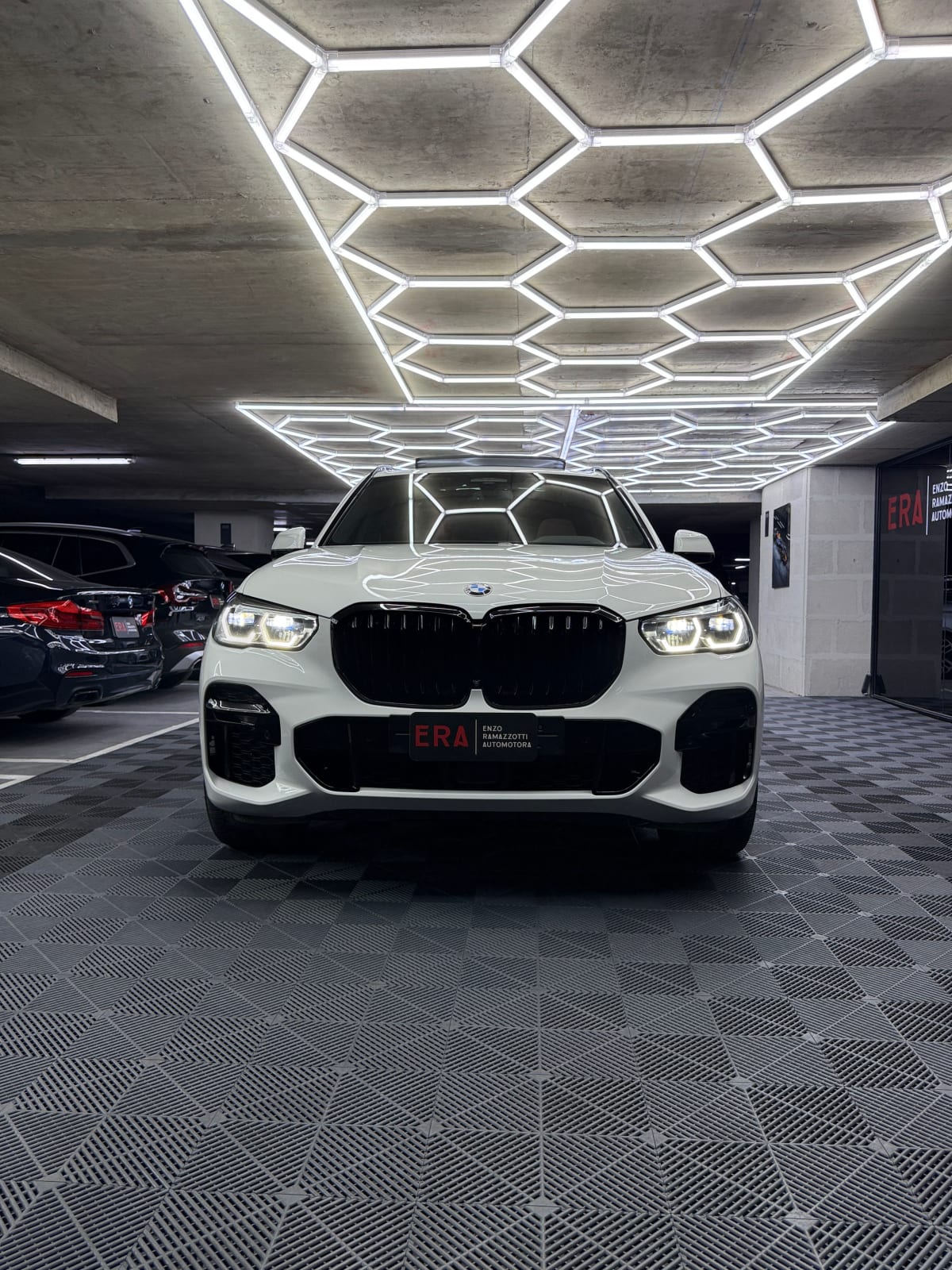 2023 BMW X5 M50i Blanco - Miniatura 2