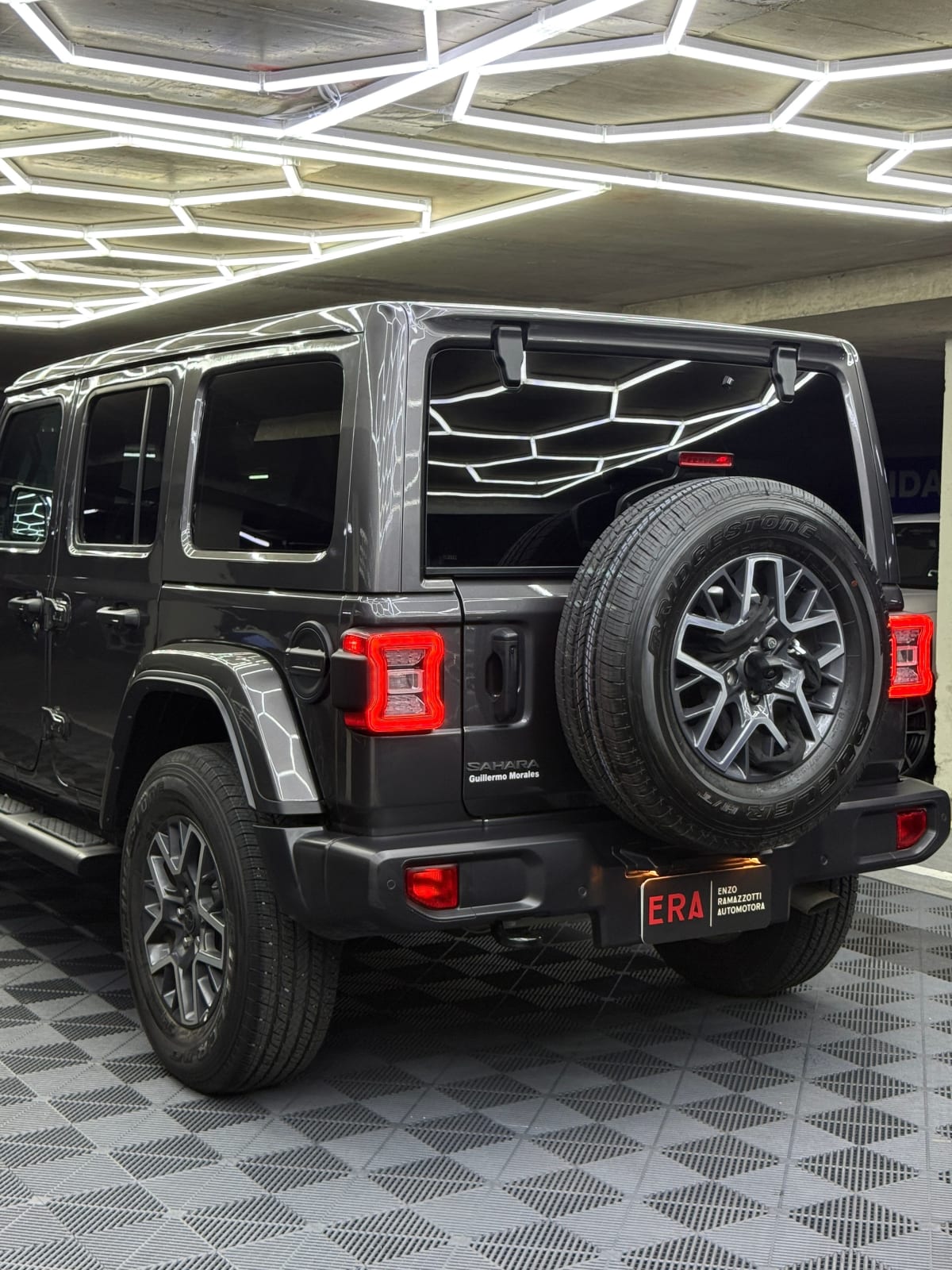 2026 Jeep Wrangler Sahara Gris - Miniatura 5