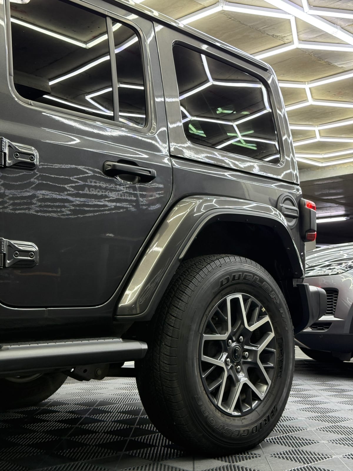 2026 Jeep Wrangler Sahara Gris - Miniatura 6