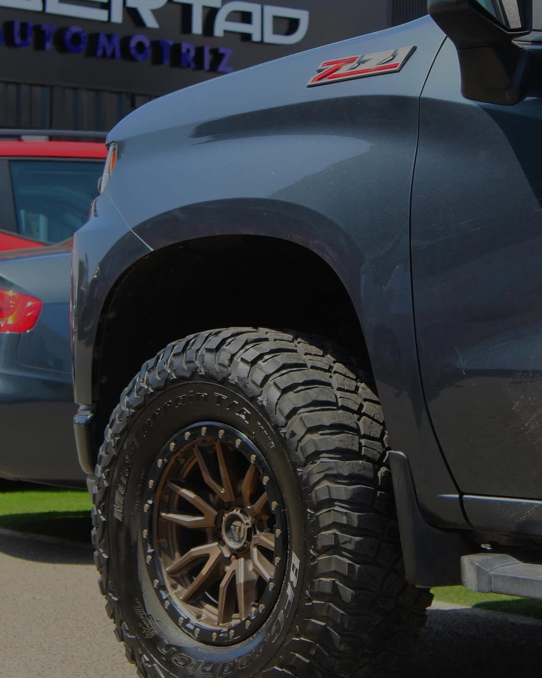 2021 Chevrolet SILVERADO TRAIL Gris - Miniatura 4
