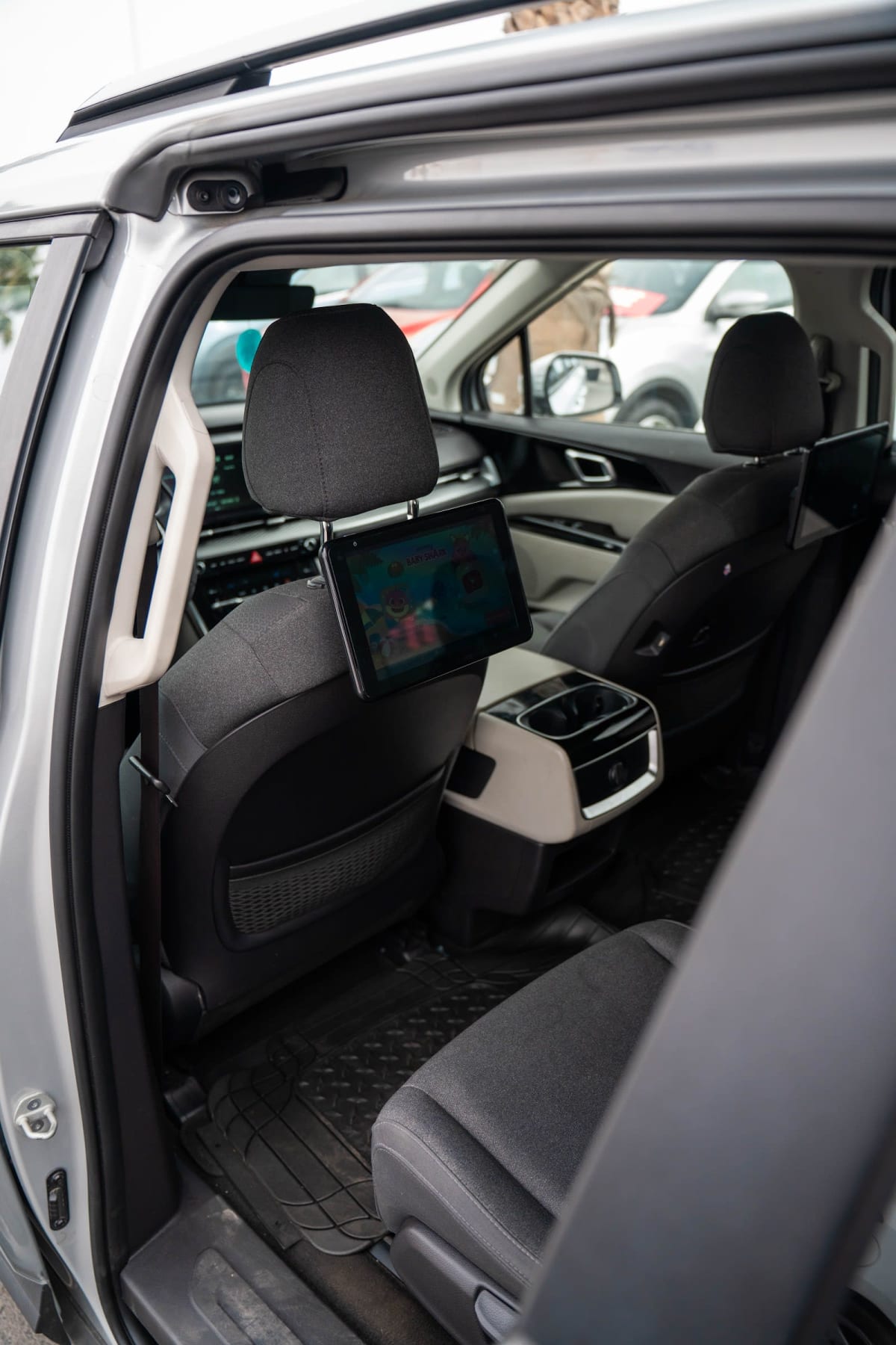 2023 Kia Carnival Gris - Miniatura 6