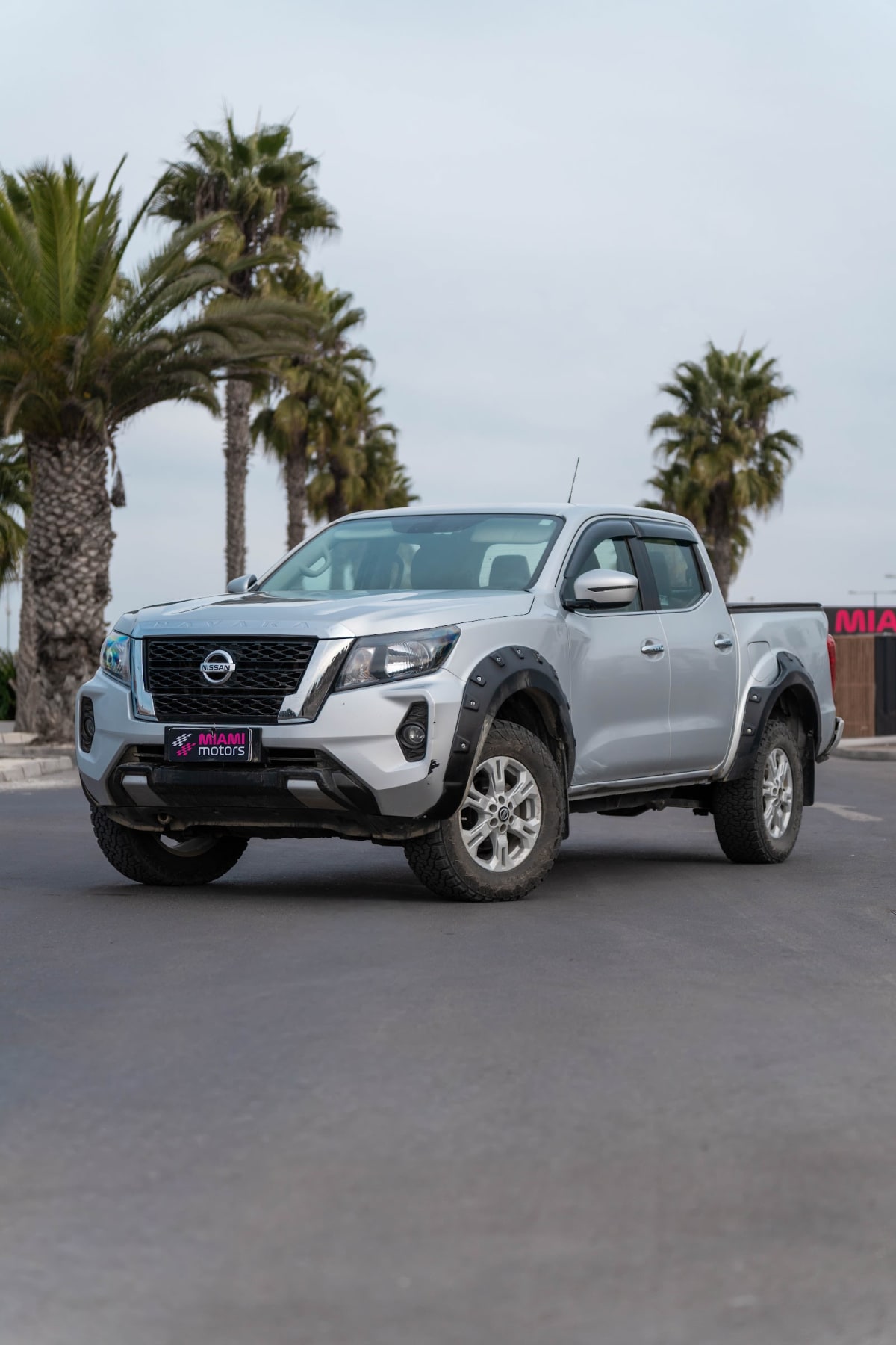 2022 Nissan Navara SE Gris - Miniatura 2