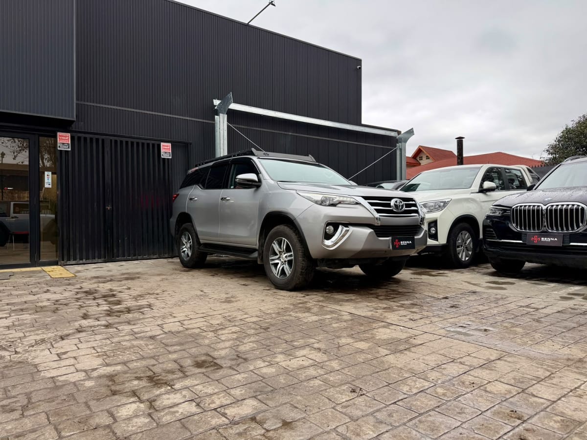 2019 Toyota Fortuner SRX - Miniatura 3