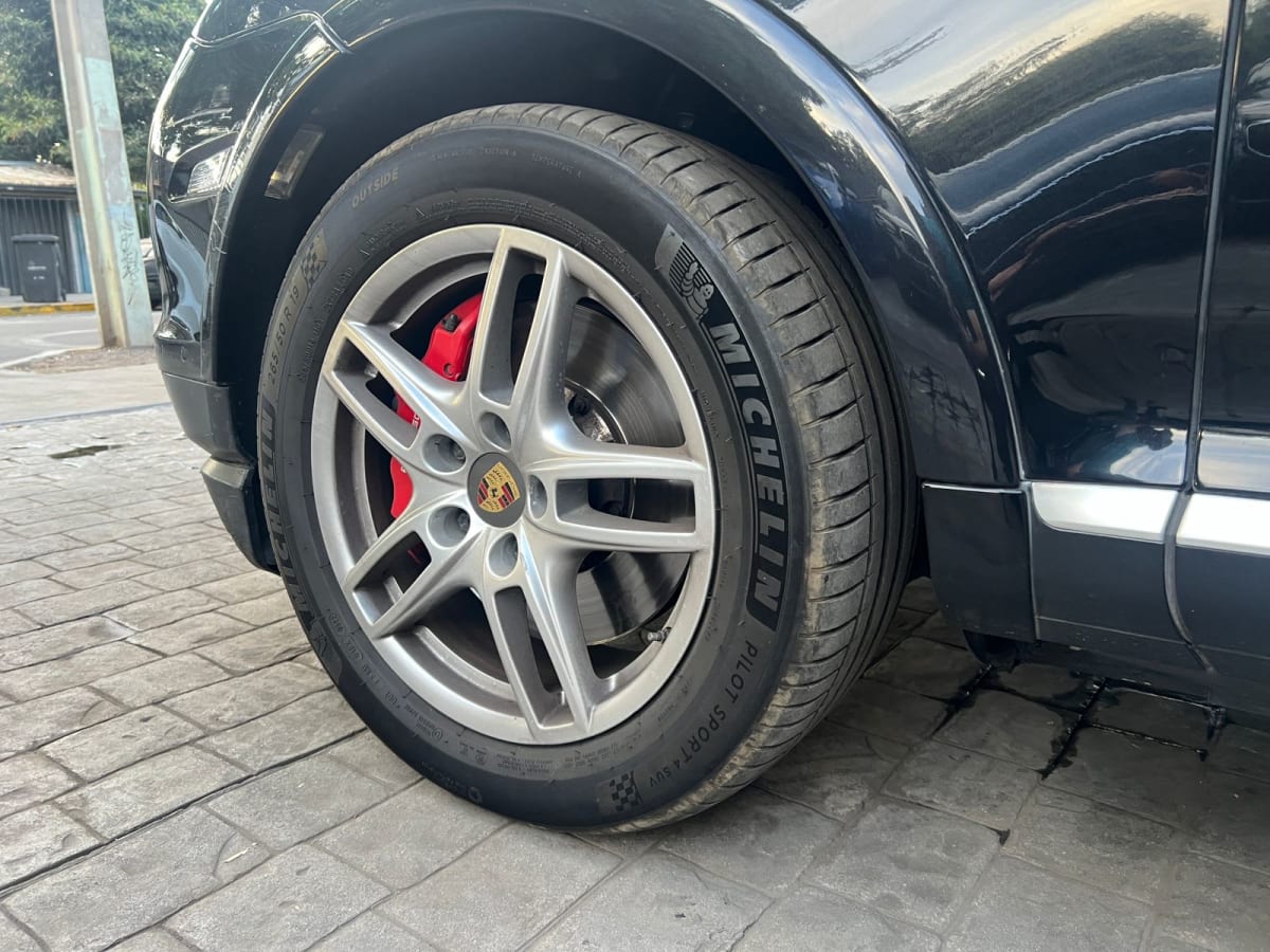 2007 Porsche Cayenne Turbo - Miniatura 9