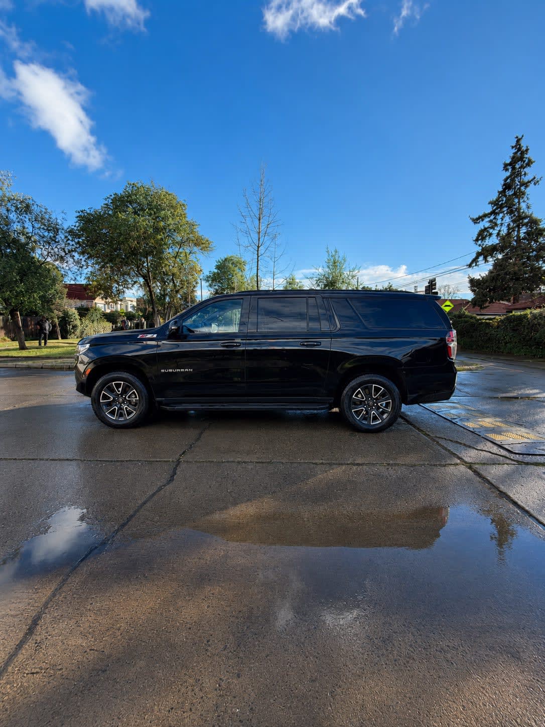 2023 Chevrolet Suburban Z71 - Miniatura 2