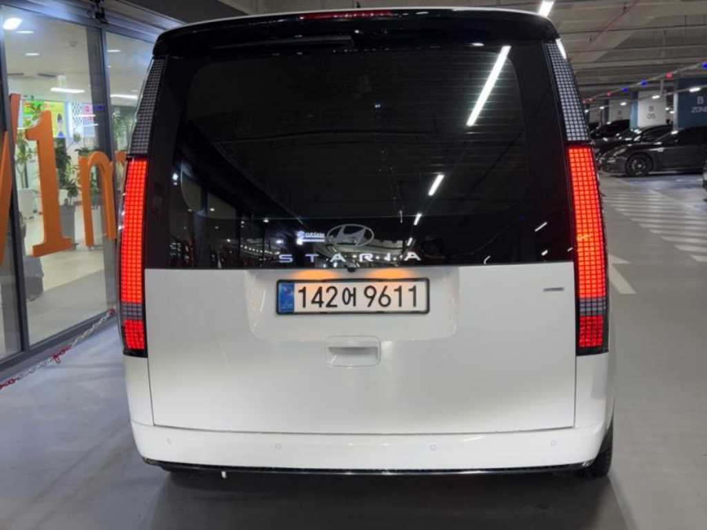 2025 Hyundai Staria 4WD Blanco - Miniatura 5