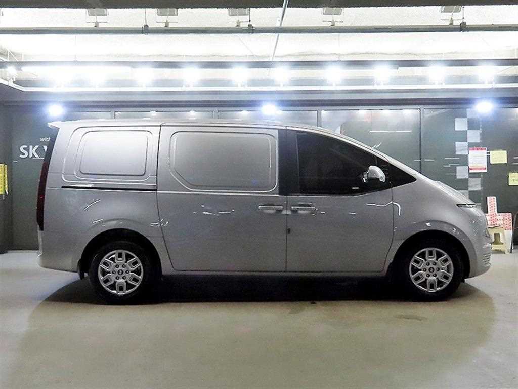 2025 Hyundai Staria Hybrid Plata - Miniatura 3